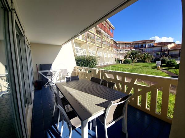 À Vieux-Boucau-les-Bains, au sein de la Résidence Le Boucanier, découvrez cet agréable appartement de 40 m², situé en rez-de-chaussée, bénéficiant d'une grande terrasse d'environ 20 m² exposée Est et d'une vue agréable sur le lac marin et la piscine de la résidence.

L'appartement se compose d'une entrée, d'un séjour avec kitchenette, de deux chambres avec placards dont une chambre équipé d'une douche, d'un coin cabine 3 couchages, d'une salle de bains et d'un WC indépendant.
Le coin cabine est aménagé avec un lit superposé offrant 3 couchages, permettant ainsi d'accueillir confortablement jusqu'à 6/8 personnes.
La terrasse d'environ 20 m², exposée EST, constitue un véritable espace de vie supplémentaire et profite d'une ouverture agréable sur la résidence, avec vue sur le lac marin et la piscine.

Un bien idéal pour profiter de Vieux-Boucau ou investir
Actuellement exploité en location saisonnière, l'appartement bénéficie d'une clientèle habituée déjà constituée et d'une capacité d'accueil de 6/8 personnes.
En période estivale, le logement est loué environ 1 500 € la semaine, ce qui constitue un argument intéressant pour un acquéreur souhaitant poursuivre l'activité locative ou disposer d'un pied-à-terre sur la côte landaise avec une possibilité de revenus saisonniers.

Le logement a fait l'objet d'un classement en meublé de tourisme 2 étoiles pour une capacité de 6 personnes.
La résidence dispose notamment d'une piscine collective ainsi que d'un garage à vélos commun.
Les charges de copropriété comprennent notamment les consommations d'eau et d'électricité, ainsi que les charges liées au fonctionnement de la résidence.

Les points forts
• 40 m² 
• Rez-de-chaussée
• 2 chambres + coin cabine 3 couchages
• Capacité d'accueil : 6/8 personnes
• Grande terrasse d'environ 20 m²
• Exposition Est
• Vue lac marin et piscine
• Garage à vélos commun
• Location saisonnière en activité avec clientèle habitué
• Meublé de tourisme classé 2 étoiles