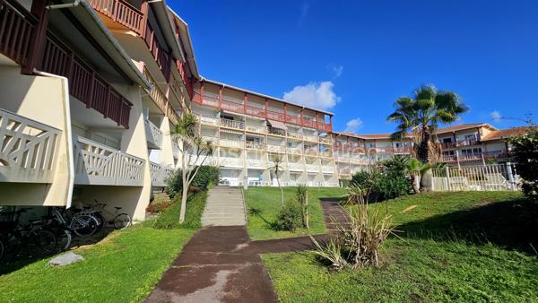 À Vieux-Boucau-les-Bains, au sein de la Résidence Le Boucanier, découvrez cet agréable appartement de 40 m², situé en rez-de-chaussée, bénéficiant d'une grande terrasse d'environ 20 m² exposée Est et d'une vue agréable sur le lac marin et la piscine de la résidence.

L'appartement se compose d'une entrée, d'un séjour avec kitchenette, de deux chambres avec placards dont une chambre équipé d'une douche, d'un coin cabine 3 couchages, d'une salle de bains et d'un WC indépendant.
Le coin cabine est aménagé avec un lit superposé offrant 3 couchages, permettant ainsi d'accueillir confortablement jusqu'à 6/8 personnes.
La terrasse d'environ 20 m², exposée EST, constitue un véritable espace de vie supplémentaire et profite d'une ouverture agréable sur la résidence, avec vue sur le lac marin et la piscine.

Un bien idéal pour profiter de Vieux-Boucau ou investir
Actuellement exploité en location saisonnière, l'appartement bénéficie d'une clientèle habituée déjà constituée et d'une capacité d'accueil de 6/8 personnes.
En période estivale, le logement est loué environ 1 500 € la semaine, ce qui constitue un argument intéressant pour un acquéreur souhaitant poursuivre l'activité locative ou disposer d'un pied-à-terre sur la côte landaise avec une possibilité de revenus saisonniers.

Le logement a fait l'objet d'un classement en meublé de tourisme 2 étoiles pour une capacité de 6 personnes.
La résidence dispose notamment d'une piscine collective ainsi que d'un garage à vélos commun.
Les charges de copropriété comprennent notamment les consommations d'eau et d'électricité, ainsi que les charges liées au fonctionnement de la résidence.

Les points forts
• 40 m² 
• Rez-de-chaussée
• 2 chambres + coin cabine 3 couchages
• Capacité d'accueil : 6/8 personnes
• Grande terrasse d'environ 20 m²
• Exposition Est
• Vue lac marin et piscine
• Garage à vélos commun
• Location saisonnière en activité avec clientèle habitué
• Meublé de tourisme classé 2 étoiles