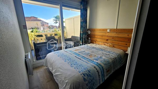 À Vieux-Boucau-les-Bains, au sein de la Résidence Le Boucanier, découvrez cet agréable appartement de 40 m², situé en rez-de-chaussée, bénéficiant d'une grande terrasse d'environ 20 m² exposée Est et d'une vue agréable sur le lac marin et la piscine de la résidence.

L'appartement se compose d'une entrée, d'un séjour avec kitchenette, de deux chambres avec placards dont une chambre équipé d'une douche, d'un coin cabine 3 couchages, d'une salle de bains et d'un WC indépendant.
Le coin cabine est aménagé avec un lit superposé offrant 3 couchages, permettant ainsi d'accueillir confortablement jusqu'à 6/8 personnes.
La terrasse d'environ 20 m², exposée EST, constitue un véritable espace de vie supplémentaire et profite d'une ouverture agréable sur la résidence, avec vue sur le lac marin et la piscine.

Un bien idéal pour profiter de Vieux-Boucau ou investir
Actuellement exploité en location saisonnière, l'appartement bénéficie d'une clientèle habituée déjà constituée et d'une capacité d'accueil de 6/8 personnes.
En période estivale, le logement est loué environ 1 500 € la semaine, ce qui constitue un argument intéressant pour un acquéreur souhaitant poursuivre l'activité locative ou disposer d'un pied-à-terre sur la côte landaise avec une possibilité de revenus saisonniers.

Le logement a fait l'objet d'un classement en meublé de tourisme 2 étoiles pour une capacité de 6 personnes.
La résidence dispose notamment d'une piscine collective ainsi que d'un garage à vélos commun.
Les charges de copropriété comprennent notamment les consommations d'eau et d'électricité, ainsi que les charges liées au fonctionnement de la résidence.

Les points forts
• 40 m² 
• Rez-de-chaussée
• 2 chambres + coin cabine 3 couchages
• Capacité d'accueil : 6/8 personnes
• Grande terrasse d'environ 20 m²
• Exposition Est
• Vue lac marin et piscine
• Garage à vélos commun
• Location saisonnière en activité avec clientèle habitué
• Meublé de tourisme classé 2 étoiles