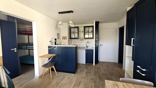 À Vieux-Boucau-les-Bains, au sein de la Résidence Le Boucanier, découvrez cet agréable appartement de 40 m², situé en rez-de-chaussée, bénéficiant d'une grande terrasse d'environ 20 m² exposée Est et d'une vue agréable sur le lac marin et la piscine de la résidence.

L'appartement se compose d'une entrée, d'un séjour avec kitchenette, de deux chambres avec placards dont une chambre équipé d'une douche, d'un coin cabine 3 couchages, d'une salle de bains et d'un WC indépendant.
Le coin cabine est aménagé avec un lit superposé offrant 3 couchages, permettant ainsi d'accueillir confortablement jusqu'à 6/8 personnes.
La terrasse d'environ 20 m², exposée EST, constitue un véritable espace de vie supplémentaire et profite d'une ouverture agréable sur la résidence, avec vue sur le lac marin et la piscine.

Un bien idéal pour profiter de Vieux-Boucau ou investir
Actuellement exploité en location saisonnière, l'appartement bénéficie d'une clientèle habituée déjà constituée et d'une capacité d'accueil de 6/8 personnes.
En période estivale, le logement est loué environ 1 500 € la semaine, ce qui constitue un argument intéressant pour un acquéreur souhaitant poursuivre l'activité locative ou disposer d'un pied-à-terre sur la côte landaise avec une possibilité de revenus saisonniers.

Le logement a fait l'objet d'un classement en meublé de tourisme 2 étoiles pour une capacité de 6 personnes.
La résidence dispose notamment d'une piscine collective ainsi que d'un garage à vélos commun.
Les charges de copropriété comprennent notamment les consommations d'eau et d'électricité, ainsi que les charges liées au fonctionnement de la résidence.

Les points forts
• 40 m² 
• Rez-de-chaussée
• 2 chambres + coin cabine 3 couchages
• Capacité d'accueil : 6/8 personnes
• Grande terrasse d'environ 20 m²
• Exposition Est
• Vue lac marin et piscine
• Garage à vélos commun
• Location saisonnière en activité avec clientèle habitué
• Meublé de tourisme classé 2 étoiles