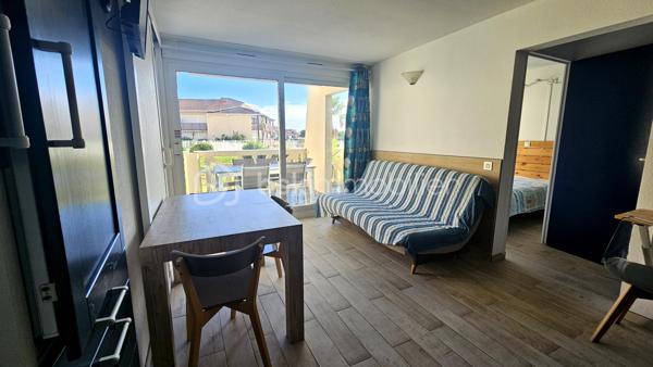 À Vieux-Boucau-les-Bains, au sein de la Résidence Le Boucanier, découvrez cet agréable appartement de 40 m², situé en rez-de-chaussée, bénéficiant d'une grande terrasse d'environ 20 m² exposée Est et d'une vue agréable sur le lac marin et la piscine de la résidence.

L'appartement se compose d'une entrée, d'un séjour avec kitchenette, de deux chambres avec placards dont une chambre équipé d'une douche, d'un coin cabine 3 couchages, d'une salle de bains et d'un WC indépendant.
Le coin cabine est aménagé avec un lit superposé offrant 3 couchages, permettant ainsi d'accueillir confortablement jusqu'à 6/8 personnes.
La terrasse d'environ 20 m², exposée EST, constitue un véritable espace de vie supplémentaire et profite d'une ouverture agréable sur la résidence, avec vue sur le lac marin et la piscine.

Un bien idéal pour profiter de Vieux-Boucau ou investir
Actuellement exploité en location saisonnière, l'appartement bénéficie d'une clientèle habituée déjà constituée et d'une capacité d'accueil de 6/8 personnes.
En période estivale, le logement est loué environ 1 500 € la semaine, ce qui constitue un argument intéressant pour un acquéreur souhaitant poursuivre l'activité locative ou disposer d'un pied-à-terre sur la côte landaise avec une possibilité de revenus saisonniers.

Le logement a fait l'objet d'un classement en meublé de tourisme 2 étoiles pour une capacité de 6 personnes.
La résidence dispose notamment d'une piscine collective ainsi que d'un garage à vélos commun.
Les charges de copropriété comprennent notamment les consommations d'eau et d'électricité, ainsi que les charges liées au fonctionnement de la résidence.

Les points forts
• 40 m² 
• Rez-de-chaussée
• 2 chambres + coin cabine 3 couchages
• Capacité d'accueil : 6/8 personnes
• Grande terrasse d'environ 20 m²
• Exposition Est
• Vue lac marin et piscine
• Garage à vélos commun
• Location saisonnière en activité avec clientèle habitué
• Meublé de tourisme classé 2 étoiles