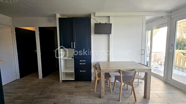 À Vieux-Boucau-les-Bains, au sein de la Résidence Le Boucanier, découvrez cet agréable appartement de 40 m², situé en rez-de-chaussée, bénéficiant d'une grande terrasse d'environ 20 m² exposée Est et d'une vue agréable sur le lac marin et la piscine de la résidence.

L'appartement se compose d'une entrée, d'un séjour avec kitchenette, de deux chambres avec placards dont une chambre équipé d'une douche, d'un coin cabine 3 couchages, d'une salle de bains et d'un WC indépendant.
Le coin cabine est aménagé avec un lit superposé offrant 3 couchages, permettant ainsi d'accueillir confortablement jusqu'à 6/8 personnes.
La terrasse d'environ 20 m², exposée EST, constitue un véritable espace de vie supplémentaire et profite d'une ouverture agréable sur la résidence, avec vue sur le lac marin et la piscine.

Un bien idéal pour profiter de Vieux-Boucau ou investir
Actuellement exploité en location saisonnière, l'appartement bénéficie d'une clientèle habituée déjà constituée et d'une capacité d'accueil de 6/8 personnes.
En période estivale, le logement est loué environ 1 500 € la semaine, ce qui constitue un argument intéressant pour un acquéreur souhaitant poursuivre l'activité locative ou disposer d'un pied-à-terre sur la côte landaise avec une possibilité de revenus saisonniers.

Le logement a fait l'objet d'un classement en meublé de tourisme 2 étoiles pour une capacité de 6 personnes.
La résidence dispose notamment d'une piscine collective ainsi que d'un garage à vélos commun.
Les charges de copropriété comprennent notamment les consommations d'eau et d'électricité, ainsi que les charges liées au fonctionnement de la résidence.

Les points forts
• 40 m² 
• Rez-de-chaussée
• 2 chambres + coin cabine 3 couchages
• Capacité d'accueil : 6/8 personnes
• Grande terrasse d'environ 20 m²
• Exposition Est
• Vue lac marin et piscine
• Garage à vélos commun
• Location saisonnière en activité avec clientèle habitué
• Meublé de tourisme classé 2 étoiles