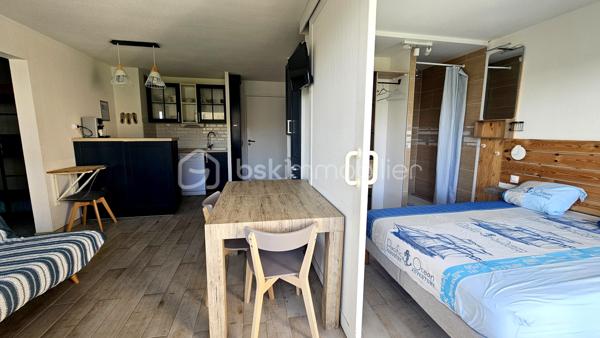 À Vieux-Boucau-les-Bains, au sein de la Résidence Le Boucanier, découvrez cet agréable appartement de 40 m², situé en rez-de-chaussée, bénéficiant d'une grande terrasse d'environ 20 m² exposée Est et d'une vue agréable sur le lac marin et la piscine de la résidence.

L'appartement se compose d'une entrée, d'un séjour avec kitchenette, de deux chambres avec placards dont une chambre équipé d'une douche, d'un coin cabine 3 couchages, d'une salle de bains et d'un WC indépendant.
Le coin cabine est aménagé avec un lit superposé offrant 3 couchages, permettant ainsi d'accueillir confortablement jusqu'à 6/8 personnes.
La terrasse d'environ 20 m², exposée EST, constitue un véritable espace de vie supplémentaire et profite d'une ouverture agréable sur la résidence, avec vue sur le lac marin et la piscine.

Un bien idéal pour profiter de Vieux-Boucau ou investir
Actuellement exploité en location saisonnière, l'appartement bénéficie d'une clientèle habituée déjà constituée et d'une capacité d'accueil de 6/8 personnes.
En période estivale, le logement est loué environ 1 500 € la semaine, ce qui constitue un argument intéressant pour un acquéreur souhaitant poursuivre l'activité locative ou disposer d'un pied-à-terre sur la côte landaise avec une possibilité de revenus saisonniers.

Le logement a fait l'objet d'un classement en meublé de tourisme 2 étoiles pour une capacité de 6 personnes.
La résidence dispose notamment d'une piscine collective ainsi que d'un garage à vélos commun.
Les charges de copropriété comprennent notamment les consommations d'eau et d'électricité, ainsi que les charges liées au fonctionnement de la résidence.

Les points forts
• 40 m² 
• Rez-de-chaussée
• 2 chambres + coin cabine 3 couchages
• Capacité d'accueil : 6/8 personnes
• Grande terrasse d'environ 20 m²
• Exposition Est
• Vue lac marin et piscine
• Garage à vélos commun
• Location saisonnière en activité avec clientèle habitué
• Meublé de tourisme classé 2 étoiles