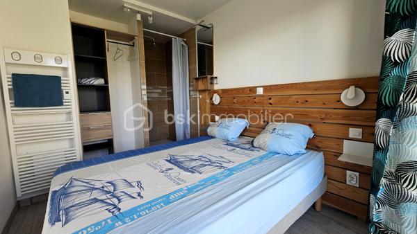 À Vieux-Boucau-les-Bains, au sein de la Résidence Le Boucanier, découvrez cet agréable appartement de 40 m², situé en rez-de-chaussée, bénéficiant d'une grande terrasse d'environ 20 m² exposée Est et d'une vue agréable sur le lac marin et la piscine de la résidence.

L'appartement se compose d'une entrée, d'un séjour avec kitchenette, de deux chambres avec placards dont une chambre équipé d'une douche, d'un coin cabine 3 couchages, d'une salle de bains et d'un WC indépendant.
Le coin cabine est aménagé avec un lit superposé offrant 3 couchages, permettant ainsi d'accueillir confortablement jusqu'à 6/8 personnes.
La terrasse d'environ 20 m², exposée EST, constitue un véritable espace de vie supplémentaire et profite d'une ouverture agréable sur la résidence, avec vue sur le lac marin et la piscine.

Un bien idéal pour profiter de Vieux-Boucau ou investir
Actuellement exploité en location saisonnière, l'appartement bénéficie d'une clientèle habituée déjà constituée et d'une capacité d'accueil de 6/8 personnes.
En période estivale, le logement est loué environ 1 500 € la semaine, ce qui constitue un argument intéressant pour un acquéreur souhaitant poursuivre l'activité locative ou disposer d'un pied-à-terre sur la côte landaise avec une possibilité de revenus saisonniers.

Le logement a fait l'objet d'un classement en meublé de tourisme 2 étoiles pour une capacité de 6 personnes.
La résidence dispose notamment d'une piscine collective ainsi que d'un garage à vélos commun.
Les charges de copropriété comprennent notamment les consommations d'eau et d'électricité, ainsi que les charges liées au fonctionnement de la résidence.

Les points forts
• 40 m² 
• Rez-de-chaussée
• 2 chambres + coin cabine 3 couchages
• Capacité d'accueil : 6/8 personnes
• Grande terrasse d'environ 20 m²
• Exposition Est
• Vue lac marin et piscine
• Garage à vélos commun
• Location saisonnière en activité avec clientèle habitué
• Meublé de tourisme classé 2 étoiles