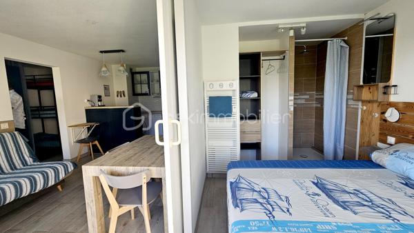 À Vieux-Boucau-les-Bains, au sein de la Résidence Le Boucanier, découvrez cet agréable appartement de 40 m², situé en rez-de-chaussée, bénéficiant d'une grande terrasse d'environ 20 m² exposée Est et d'une vue agréable sur le lac marin et la piscine de la résidence.

L'appartement se compose d'une entrée, d'un séjour avec kitchenette, de deux chambres avec placards dont une chambre équipé d'une douche, d'un coin cabine 3 couchages, d'une salle de bains et d'un WC indépendant.
Le coin cabine est aménagé avec un lit superposé offrant 3 couchages, permettant ainsi d'accueillir confortablement jusqu'à 6/8 personnes.
La terrasse d'environ 20 m², exposée EST, constitue un véritable espace de vie supplémentaire et profite d'une ouverture agréable sur la résidence, avec vue sur le lac marin et la piscine.

Un bien idéal pour profiter de Vieux-Boucau ou investir
Actuellement exploité en location saisonnière, l'appartement bénéficie d'une clientèle habituée déjà constituée et d'une capacité d'accueil de 6/8 personnes.
En période estivale, le logement est loué environ 1 500 € la semaine, ce qui constitue un argument intéressant pour un acquéreur souhaitant poursuivre l'activité locative ou disposer d'un pied-à-terre sur la côte landaise avec une possibilité de revenus saisonniers.

Le logement a fait l'objet d'un classement en meublé de tourisme 2 étoiles pour une capacité de 6 personnes.
La résidence dispose notamment d'une piscine collective ainsi que d'un garage à vélos commun.
Les charges de copropriété comprennent notamment les consommations d'eau et d'électricité, ainsi que les charges liées au fonctionnement de la résidence.

Les points forts
• 40 m² 
• Rez-de-chaussée
• 2 chambres + coin cabine 3 couchages
• Capacité d'accueil : 6/8 personnes
• Grande terrasse d'environ 20 m²
• Exposition Est
• Vue lac marin et piscine
• Garage à vélos commun
• Location saisonnière en activité avec clientèle habitué
• Meublé de tourisme classé 2 étoiles