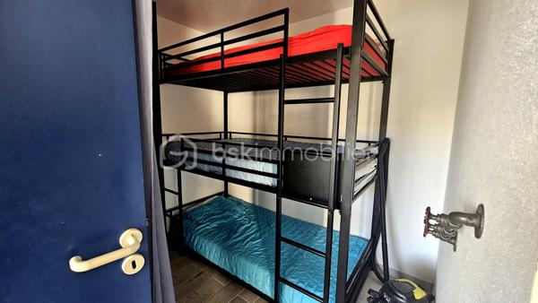 À Vieux-Boucau-les-Bains, au sein de la Résidence Le Boucanier, découvrez cet agréable appartement de 40 m², situé en rez-de-chaussée, bénéficiant d'une grande terrasse d'environ 20 m² exposée Est et d'une vue agréable sur le lac marin et la piscine de la résidence.

L'appartement se compose d'une entrée, d'un séjour avec kitchenette, de deux chambres avec placards dont une chambre équipé d'une douche, d'un coin cabine 3 couchages, d'une salle de bains et d'un WC indépendant.
Le coin cabine est aménagé avec un lit superposé offrant 3 couchages, permettant ainsi d'accueillir confortablement jusqu'à 6/8 personnes.
La terrasse d'environ 20 m², exposée EST, constitue un véritable espace de vie supplémentaire et profite d'une ouverture agréable sur la résidence, avec vue sur le lac marin et la piscine.

Un bien idéal pour profiter de Vieux-Boucau ou investir
Actuellement exploité en location saisonnière, l'appartement bénéficie d'une clientèle habituée déjà constituée et d'une capacité d'accueil de 6/8 personnes.
En période estivale, le logement est loué environ 1 500 € la semaine, ce qui constitue un argument intéressant pour un acquéreur souhaitant poursuivre l'activité locative ou disposer d'un pied-à-terre sur la côte landaise avec une possibilité de revenus saisonniers.

Le logement a fait l'objet d'un classement en meublé de tourisme 2 étoiles pour une capacité de 6 personnes.
La résidence dispose notamment d'une piscine collective ainsi que d'un garage à vélos commun.
Les charges de copropriété comprennent notamment les consommations d'eau et d'électricité, ainsi que les charges liées au fonctionnement de la résidence.

Les points forts
• 40 m² 
• Rez-de-chaussée
• 2 chambres + coin cabine 3 couchages
• Capacité d'accueil : 6/8 personnes
• Grande terrasse d'environ 20 m²
• Exposition Est
• Vue lac marin et piscine
• Garage à vélos commun
• Location saisonnière en activité avec clientèle habitué
• Meublé de tourisme classé 2 étoiles