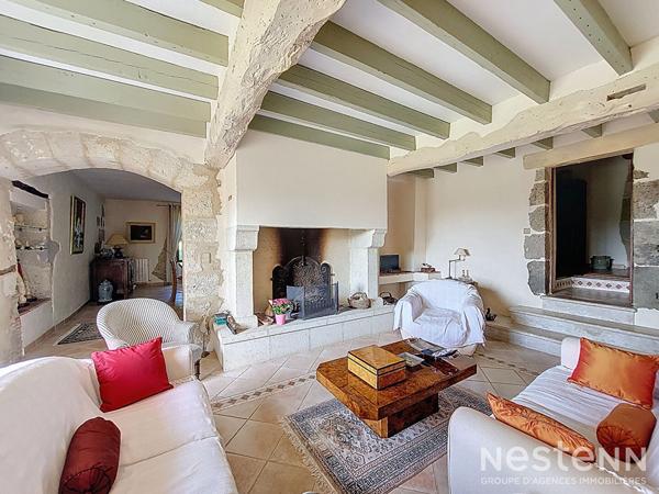 A Vendre Maison en pierre rénovée de 295 m² avec gîte, parc arboré, piscine et 550 m² de dépendances