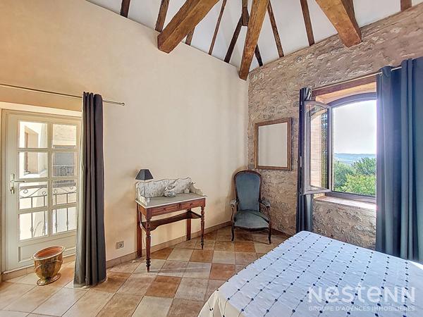 A Vendre Maison en pierre rénovée de 295 m² avec gîte, parc arboré, piscine et 550 m² de dépendances