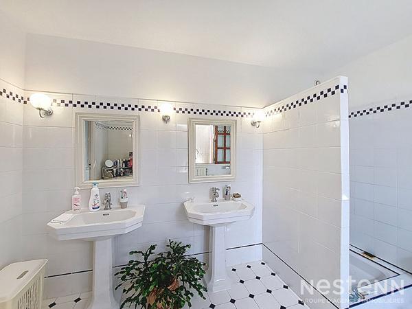 A Vendre Maison en pierre rénovée de 295 m² avec gîte, parc arboré, piscine et 550 m² de dépendances