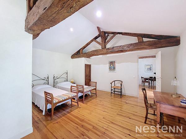 A Vendre Maison en pierre rénovée de 295 m² avec gîte, parc arboré, piscine et 550 m² de dépendances