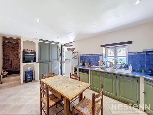 A Vendre Maison en pierre rénovée de 295 m² avec gîte, parc arboré, piscine et 550 m² de dépendances