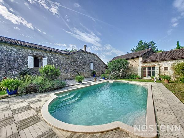 A Vendre Maison en pierre rénovée de 295 m² avec gîte, parc arboré, piscine et 550 m² de dépendances