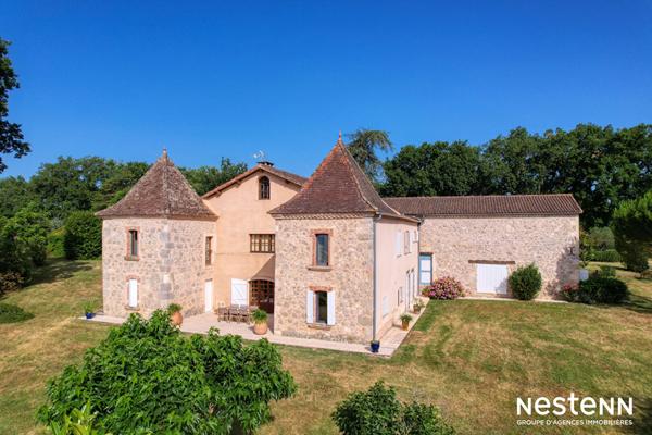 A Vendre Maison en pierre rénovée de 295 m² avec gîte, parc arboré, piscine et 550 m² de dépendances