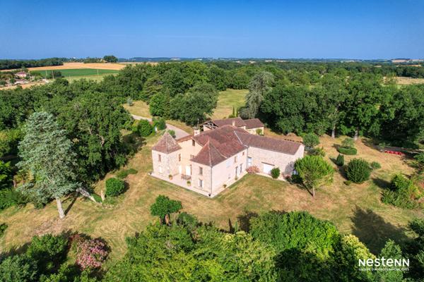 A Vendre Maison en pierre rénovée de 295 m² avec gîte, parc arboré, piscine et 550 m² de dépendances