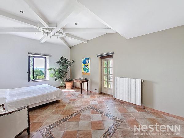 A Vendre Maison en pierre rénovée de 295 m² avec gîte, parc arboré, piscine et 550 m² de dépendances