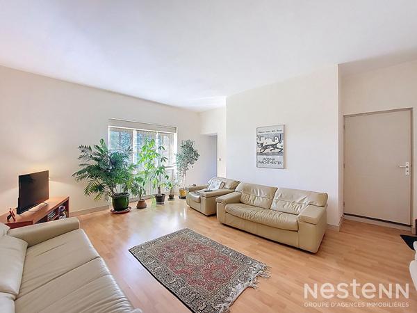 A Vendre Maison en pierre rénovée de 295 m² avec gîte, parc arboré, piscine et 550 m² de dépendances