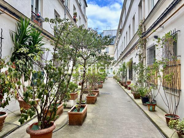 Appartement
         2 pièces
        - 45 m² 367 000 € *