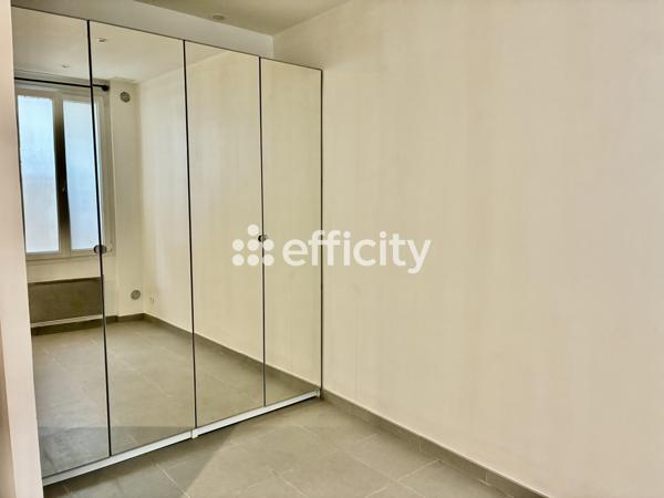 Appartement
         2 pièces
        - 45 m² 367 000 € *