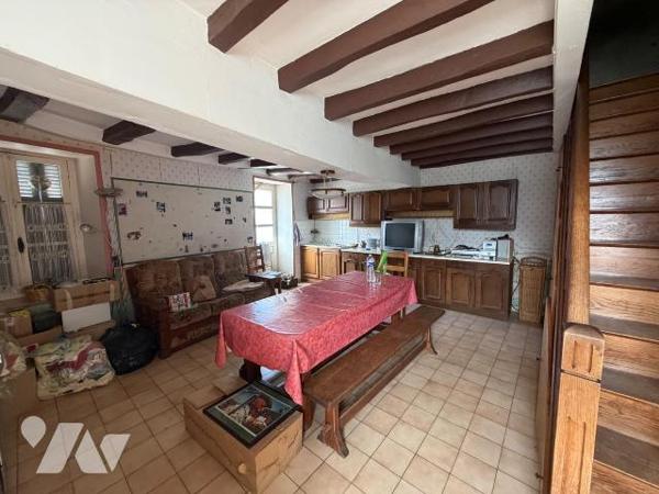 En plein coeur de Marçay, ensemble immobilier à fort potentiel à rénover, sur un terrain d'envi...