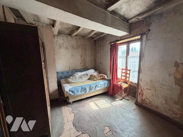En plein coeur de Marçay, ensemble immobilier à fort potentiel à rénover, sur un terrain d'envi...