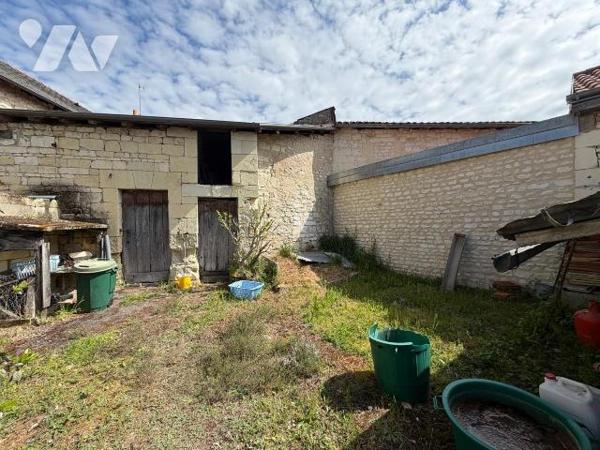 En plein coeur de Marçay, ensemble immobilier à fort potentiel à rénover, sur un terrain d'envi...