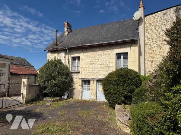 En plein coeur de Marçay, ensemble immobilier à fort potentiel à rénover, sur un terrain d'envi...