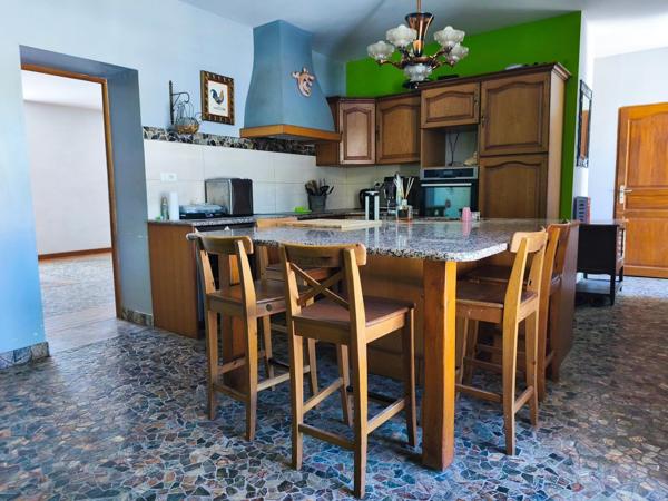 Maison individuelle en pierre avec piscine