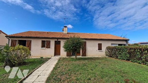 Nueil les Aubiers, pavillon de plain-pied, non mitoyen, dans un quartier calme, offrant de beau...