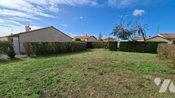 Nueil les Aubiers, pavillon de plain-pied, non mitoyen, dans un quartier calme, offrant de beau...