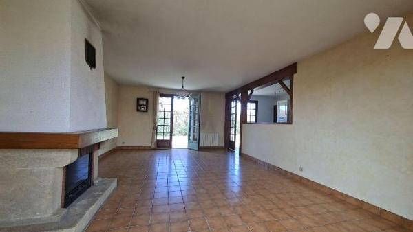 Nueil les Aubiers, pavillon de plain-pied, non mitoyen, dans un quartier calme, offrant de beau...