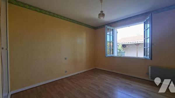 Nueil les Aubiers, pavillon de plain-pied, non mitoyen, dans un quartier calme, offrant de beau...