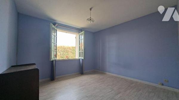 Nueil les Aubiers, pavillon de plain-pied, non mitoyen, dans un quartier calme, offrant de beau...