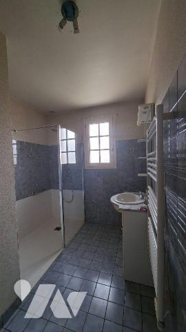 Nueil les Aubiers, pavillon de plain-pied, non mitoyen, dans un quartier calme, offrant de beau...