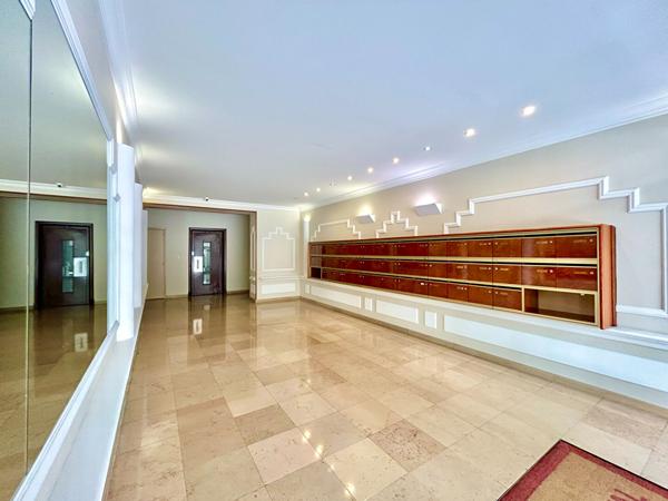 STUDIO CARRÉ D'OR AVEC ACCÈS PROMENADE DES ANGLAIS