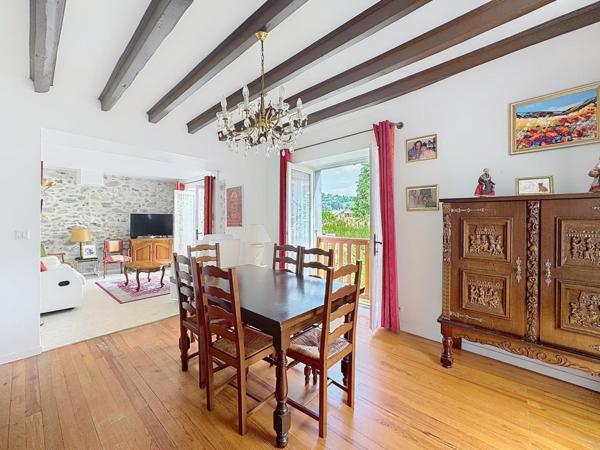 Coublevie, maison en pierre avec jardin, 5 chambres au cœur du vieux bourg