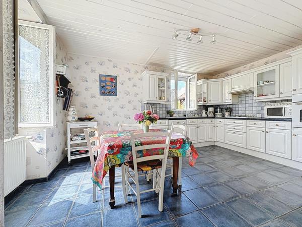 Coublevie, maison en pierre avec jardin, 5 chambres au cœur du vieux bourg