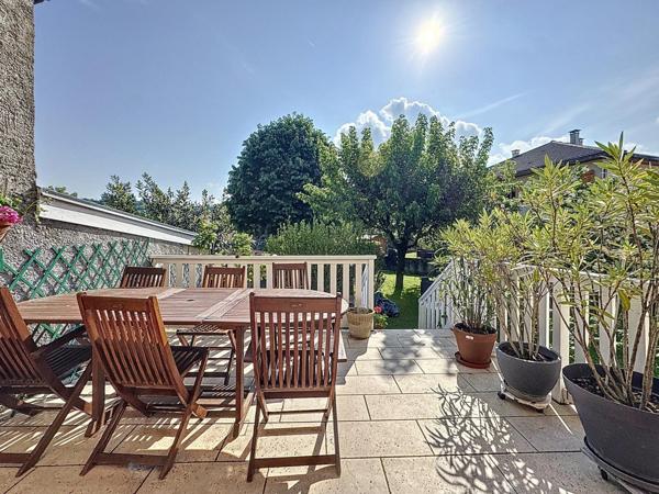 Coublevie, maison en pierre avec jardin, 5 chambres au cœur du vieux bourg
