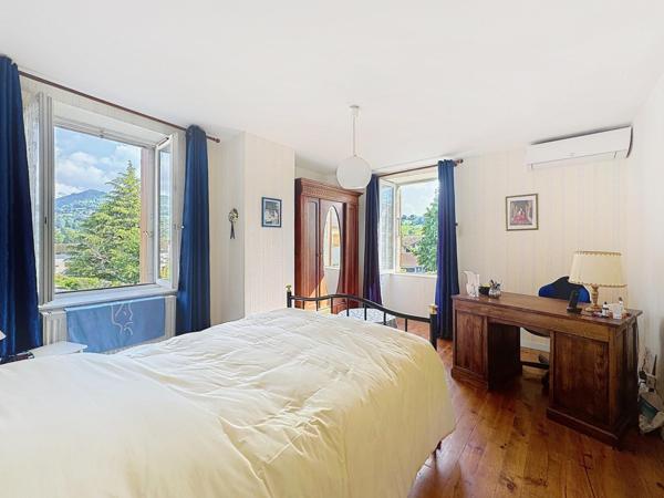 Coublevie, maison en pierre avec jardin, 5 chambres au cœur du vieux bourg