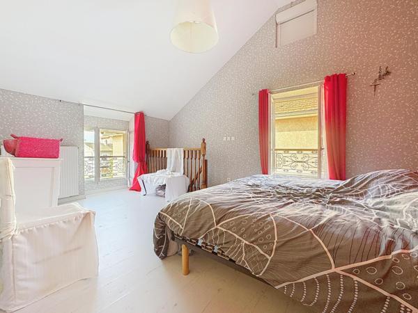 Coublevie, maison en pierre avec jardin, 5 chambres au cœur du vieux bourg