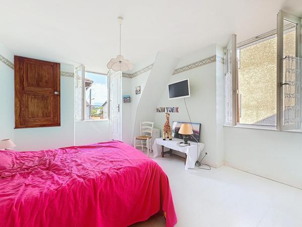 Coublevie, maison en pierre avec jardin, 5 chambres au cœur du vieux bourg