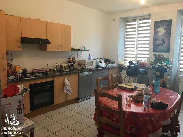 A LEMBEYE, Plein centre, un local à usage professionnel avec appartement de fonction