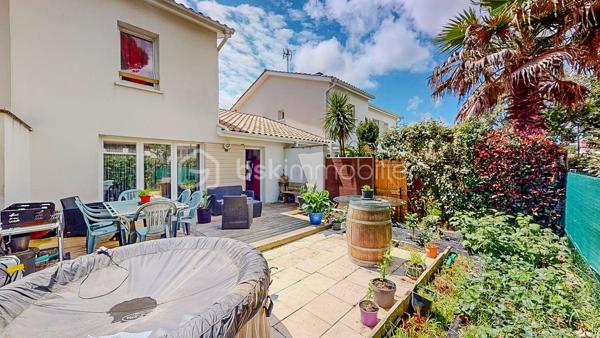 LABENNE - 

EN EXCLUSIVITE et VISITE VIRTUELLE SUR DEMANDE -

A 15 mn à vélo des premières plages landaises et au sein d'une copropriété, charmante villa mitoyenne de type T4 d'environ 70m2 sur 2 niveaux, avec jardin, composée :

Au rez-de-chaussée : une entrée, une spacieuse pièce à vivre donnant sur terrasse et jardin, une cuisine ouverte entièrement aménagée et équipée, une chambre aveugle, un wc séparé avec lave-mains,
A l'étage : un dégagement dessert deux chambres dont une avec placards et une salle d'eau avec wc.

Une place de parking extérieure et un espace de stockage complètent ce bien.

SES PLUS : proche de toutes les commodités, environnement calme.

Il n'y a plus qu'à poser vos valises ! alors contactez-moi sans tarder pour organiser une visite ! Je suis disponible j/7 et m'adapte à votre emploi du temps...