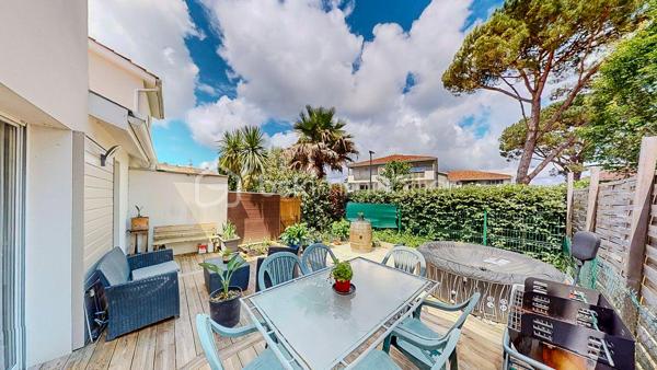 LABENNE - 

EN EXCLUSIVITE et VISITE VIRTUELLE SUR DEMANDE -

A 15 mn à vélo des premières plages landaises et au sein d'une copropriété, charmante villa mitoyenne de type T4 d'environ 70m2 sur 2 niveaux, avec jardin, composée :

Au rez-de-chaussée : une entrée, une spacieuse pièce à vivre donnant sur terrasse et jardin, une cuisine ouverte entièrement aménagée et équipée, une chambre aveugle, un wc séparé avec lave-mains,
A l'étage : un dégagement dessert deux chambres dont une avec placards et une salle d'eau avec wc.

Une place de parking extérieure et un espace de stockage complètent ce bien.

SES PLUS : proche de toutes les commodités, environnement calme.

Il n'y a plus qu'à poser vos valises ! alors contactez-moi sans tarder pour organiser une visite ! Je suis disponible j/7 et m'adapte à votre emploi du temps...
