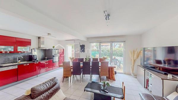 LABENNE - 

EN EXCLUSIVITE et VISITE VIRTUELLE SUR DEMANDE -

A 15 mn à vélo des premières plages landaises et au sein d'une copropriété, charmante villa mitoyenne de type T4 d'environ 70m2 sur 2 niveaux, avec jardin, composée :

Au rez-de-chaussée : une entrée, une spacieuse pièce à vivre donnant sur terrasse et jardin, une cuisine ouverte entièrement aménagée et équipée, une chambre aveugle, un wc séparé avec lave-mains,
A l'étage : un dégagement dessert deux chambres dont une avec placards et une salle d'eau avec wc.

Une place de parking extérieure et un espace de stockage complètent ce bien.

SES PLUS : proche de toutes les commodités, environnement calme.

Il n'y a plus qu'à poser vos valises ! alors contactez-moi sans tarder pour organiser une visite ! Je suis disponible j/7 et m'adapte à votre emploi du temps...