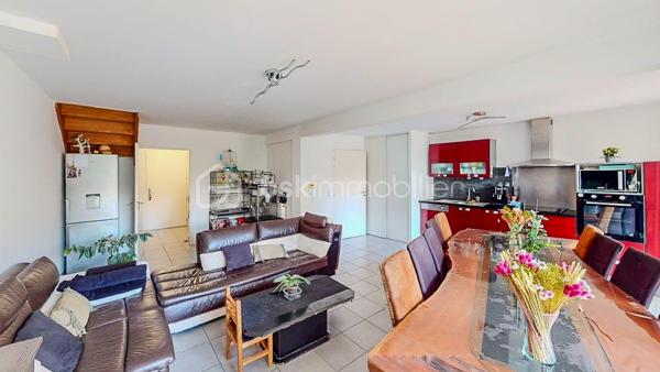 LABENNE - 

EN EXCLUSIVITE et VISITE VIRTUELLE SUR DEMANDE -

A 15 mn à vélo des premières plages landaises et au sein d'une copropriété, charmante villa mitoyenne de type T4 d'environ 70m2 sur 2 niveaux, avec jardin, composée :

Au rez-de-chaussée : une entrée, une spacieuse pièce à vivre donnant sur terrasse et jardin, une cuisine ouverte entièrement aménagée et équipée, une chambre aveugle, un wc séparé avec lave-mains,
A l'étage : un dégagement dessert deux chambres dont une avec placards et une salle d'eau avec wc.

Une place de parking extérieure et un espace de stockage complètent ce bien.

SES PLUS : proche de toutes les commodités, environnement calme.

Il n'y a plus qu'à poser vos valises ! alors contactez-moi sans tarder pour organiser une visite ! Je suis disponible j/7 et m'adapte à votre emploi du temps...