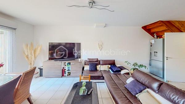 LABENNE - 

EN EXCLUSIVITE et VISITE VIRTUELLE SUR DEMANDE -

A 15 mn à vélo des premières plages landaises et au sein d'une copropriété, charmante villa mitoyenne de type T4 d'environ 70m2 sur 2 niveaux, avec jardin, composée :

Au rez-de-chaussée : une entrée, une spacieuse pièce à vivre donnant sur terrasse et jardin, une cuisine ouverte entièrement aménagée et équipée, une chambre aveugle, un wc séparé avec lave-mains,
A l'étage : un dégagement dessert deux chambres dont une avec placards et une salle d'eau avec wc.

Une place de parking extérieure et un espace de stockage complètent ce bien.

SES PLUS : proche de toutes les commodités, environnement calme.

Il n'y a plus qu'à poser vos valises ! alors contactez-moi sans tarder pour organiser une visite ! Je suis disponible j/7 et m'adapte à votre emploi du temps...