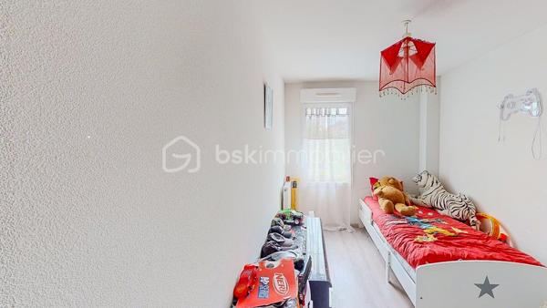 LABENNE - 

EN EXCLUSIVITE et VISITE VIRTUELLE SUR DEMANDE -

A 15 mn à vélo des premières plages landaises et au sein d'une copropriété, charmante villa mitoyenne de type T4 d'environ 70m2 sur 2 niveaux, avec jardin, composée :

Au rez-de-chaussée : une entrée, une spacieuse pièce à vivre donnant sur terrasse et jardin, une cuisine ouverte entièrement aménagée et équipée, une chambre aveugle, un wc séparé avec lave-mains,
A l'étage : un dégagement dessert deux chambres dont une avec placards et une salle d'eau avec wc.

Une place de parking extérieure et un espace de stockage complètent ce bien.

SES PLUS : proche de toutes les commodités, environnement calme.

Il n'y a plus qu'à poser vos valises ! alors contactez-moi sans tarder pour organiser une visite ! Je suis disponible j/7 et m'adapte à votre emploi du temps...