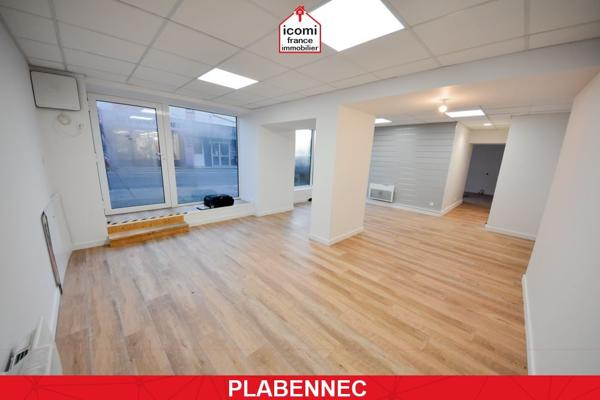 A VENDRE - LOCAL COMMERCIAL 54M² AVEC LOCATAIRE EN PLACE - 3 PIECES - BON EMPLACEMENT AU BOURG - PARKING AISE - VITRINE