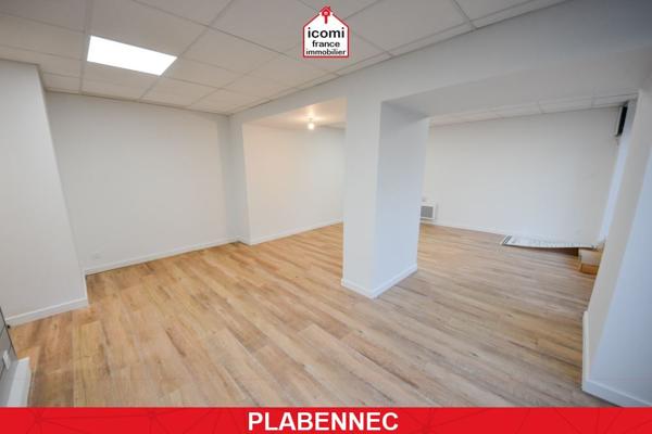 A VENDRE - LOCAL COMMERCIAL 54M² AVEC LOCATAIRE EN PLACE - 3 PIECES - BON EMPLACEMENT AU BOURG - PARKING AISE - VITRINE