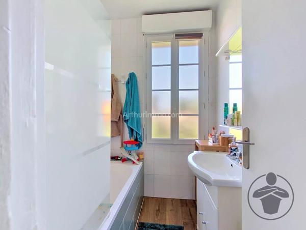 Vente                                                      Maison
                        
                     3 pièces                      85 m2                     à Coutras